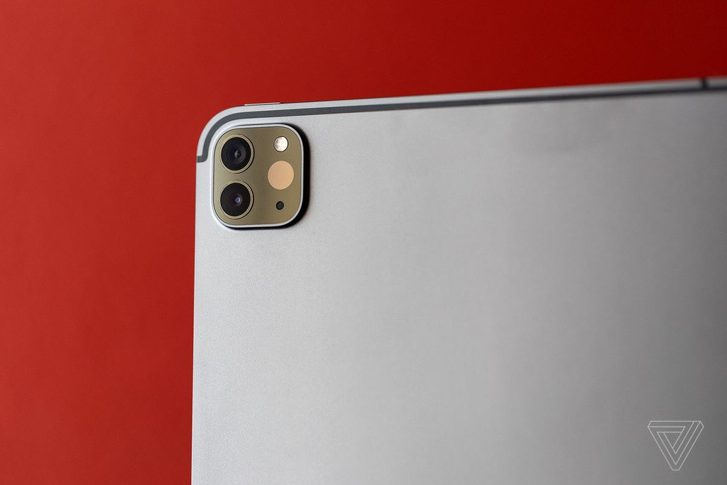Cụm camera sau của iPad Pro 11 inch 2020 có hình vuông khá giống iPhone 11